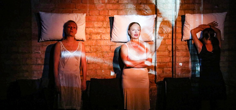 Штирлиц идет по коридору  — По какому коридору? - По нашему коридору..