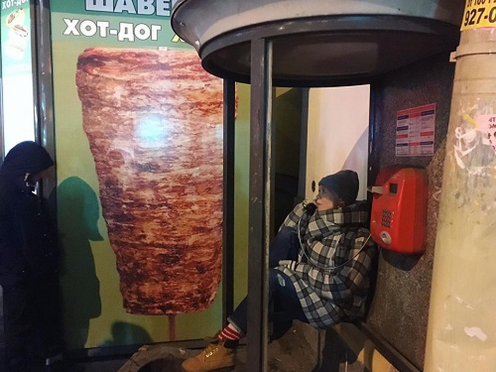 Спектакль-интервенция на берегах Невы, деревьях Петербурга, витринах города